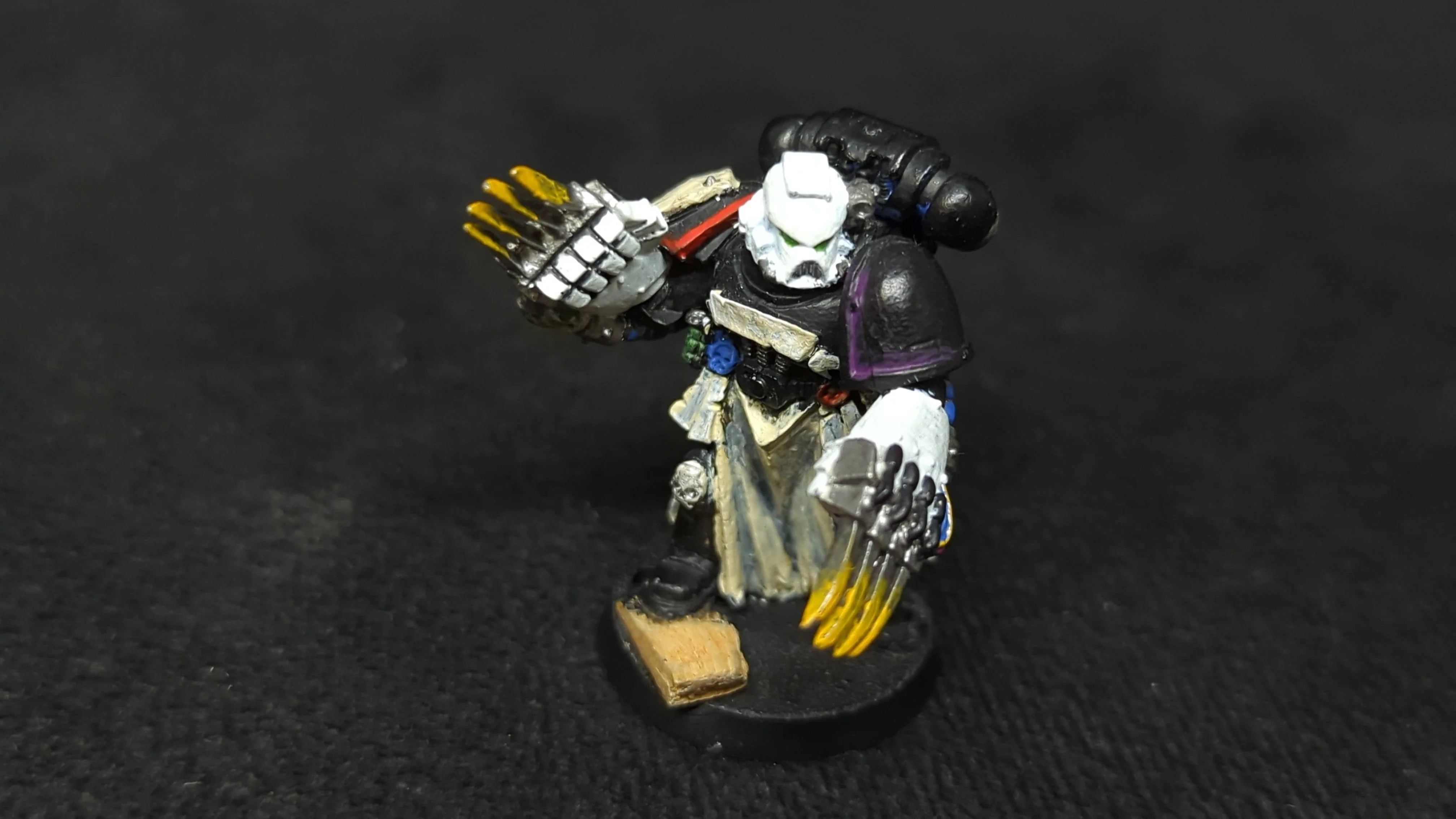 Warhammer 40k Space Marine Veteran with lightning claws x1