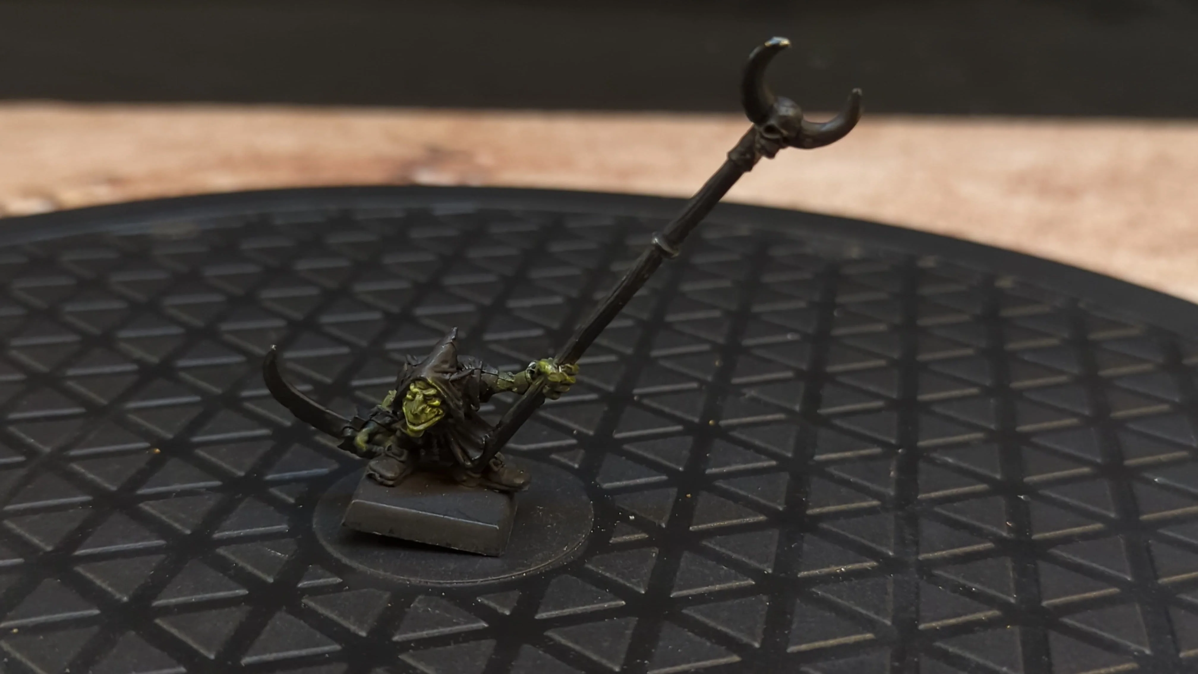 The Old World Orc & Goblin Tribes Night Goblin Standard bearer (OOP Metal) x1